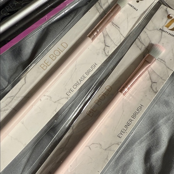 Makeup Brush Collection - Black, White, Pink, Gold - Picture 5 of 6